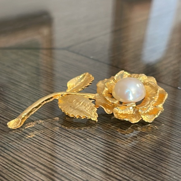 Vintage Gold-tone Flower Pin with Faux Pearl Center - Picture 3 of 12
